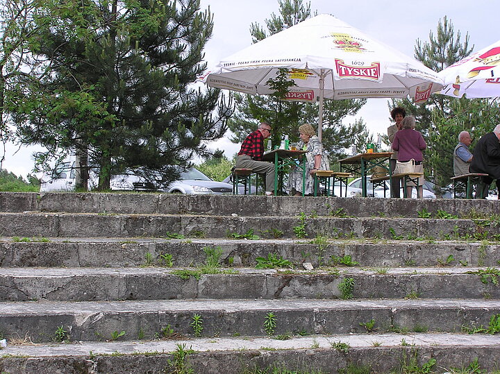 Uczestnicy pikniku w strojach nieformalnych, uśmiechy, zabawa