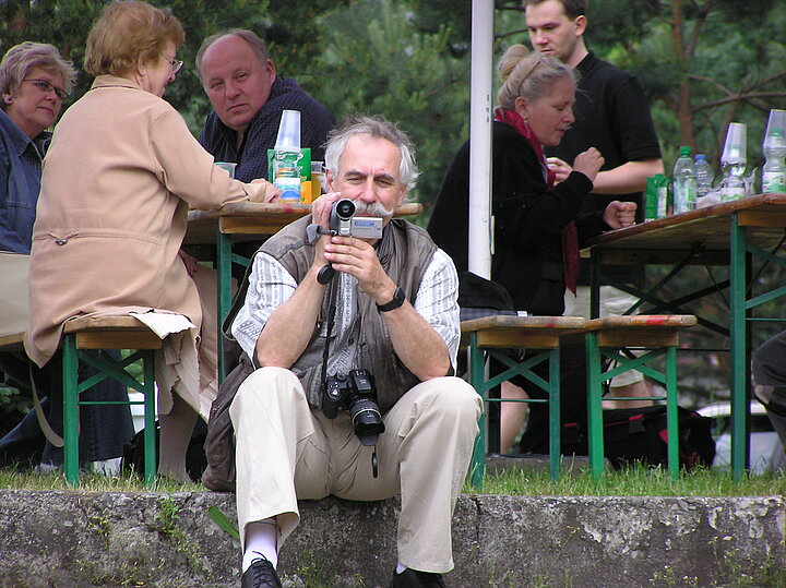 Uczestnicy pikniku w strojach nieformalnych, uśmiechy, zabawa