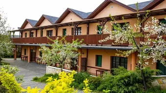 Widok apartamentow na wynajęcie. Małe domki w zabudowie szeregowej