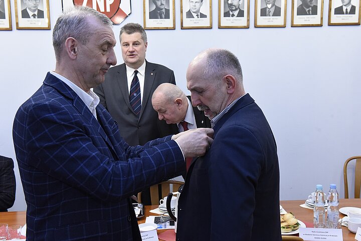 Uroczystośc Konwentu uczelni krakowskich,prezydianci za stolami konfrerencyjnymi