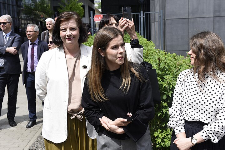 Uroczystosci odsłonięcia pomnika TON, przygotowania - zbierajacy się ludzi na skwerze przed budynkami AGH