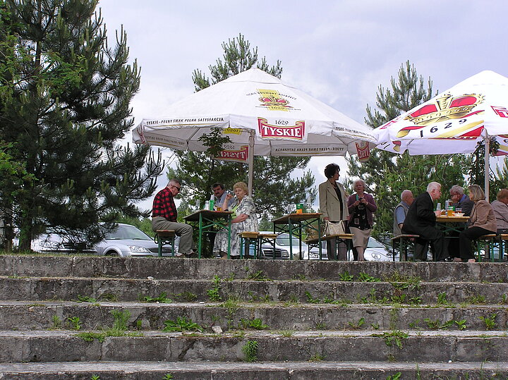 Uczestnicy pikniku w strojach nieformalnych, uśmiechy, zabawa