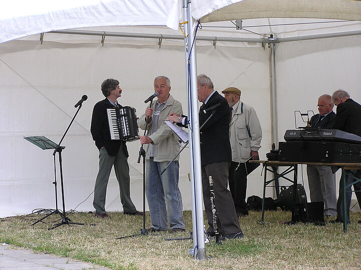 Uczestnicy pikniku w strojach nieformalnych, uśmiechy, zabawa