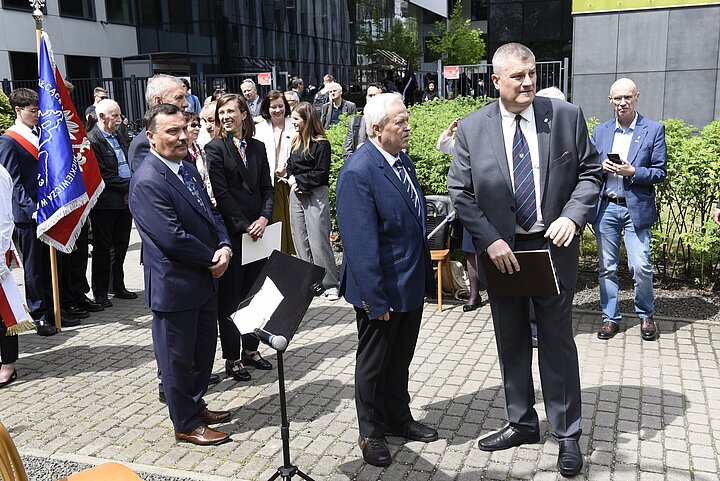 Uroczystosci odsłonięcia pomnika TON, przygotowania - zbierajacy się ludzi na skwerze przed budynkami AGH