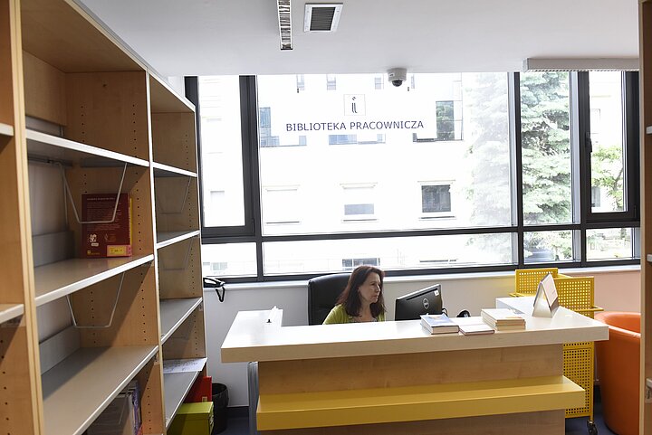 Regał z książkami i biurko