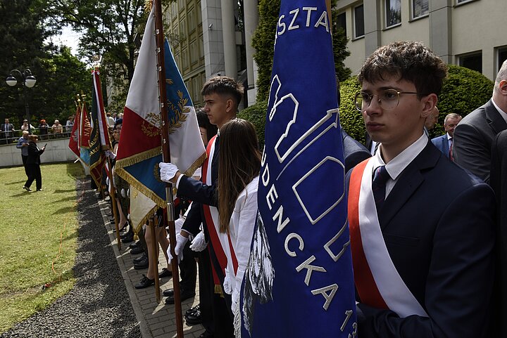 Uroczystosci odsłonięcia pomnika TON, przygotowania - zbierajacy się ludzi na skwerze przed budynkami AGH, poczty sztandarowe