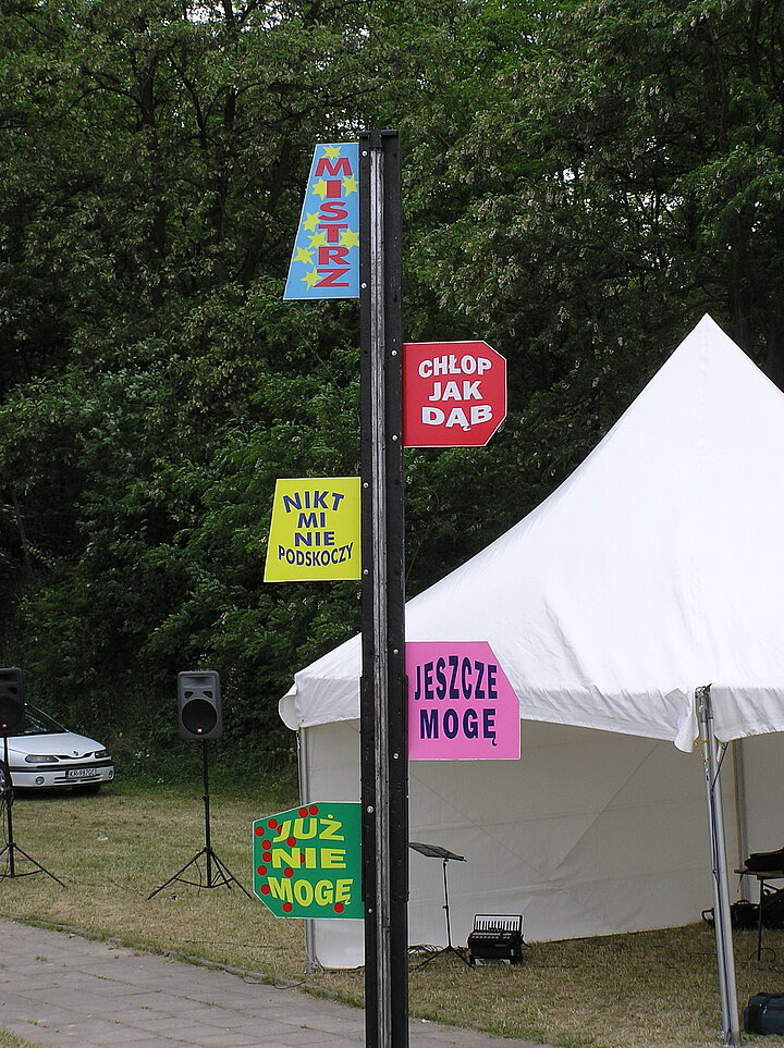 Uczestnicy pikniku w strojach nieformalnych, uśmiechy, zabawa