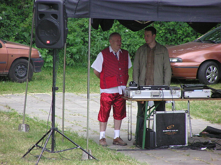 Uczestnicy pikniku w strojach nieformalnych, uśmiechy, zabawa