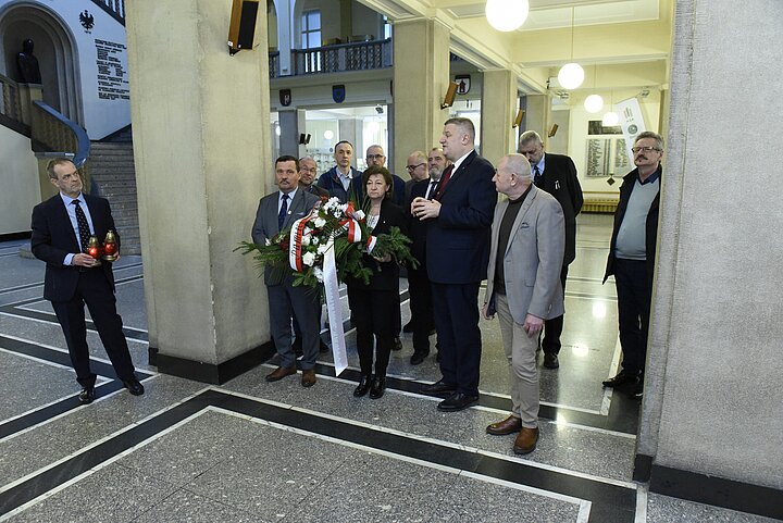 Delegacja związkowców składa kwiaty pod tablica pamięci