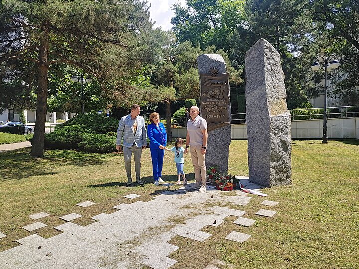Uczestnicy konwentu przy pomniku TON przy AGH