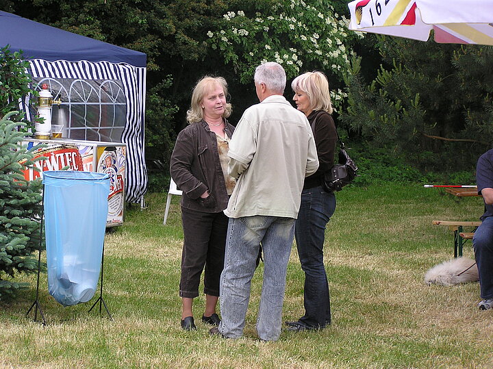 Uczestnicy pikniku w strojach nieformalnych, uśmiechy, zabawa