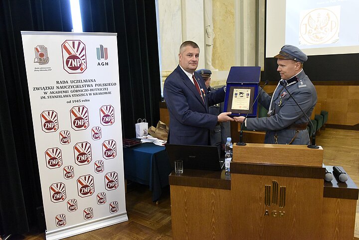 Seminarium poświęcone Aleksandrez Piłsudskiej, uroczystośc w Auli A-0, uczestnicy w strojach formalnych, czesc w mundurach legionowych