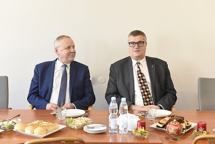 Przy stole prezydialnym siedzi Kanclerz AGH Henryk Zioło i prezes ZNP Dariusz Sala