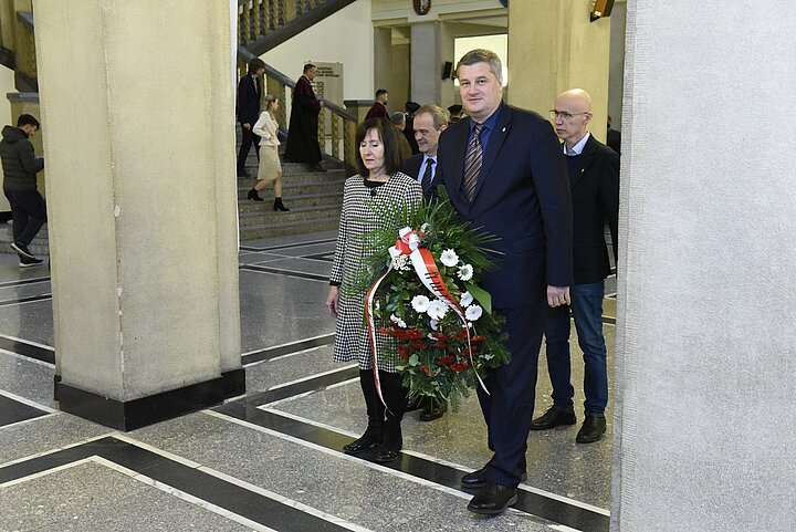 Składanie wieńców pod tablicą Sonderaktion Krakau