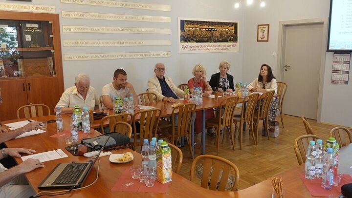 Posiedzenie plenarne ZNP, męzczyźni i kobiety siedzą przy podłużnym stole