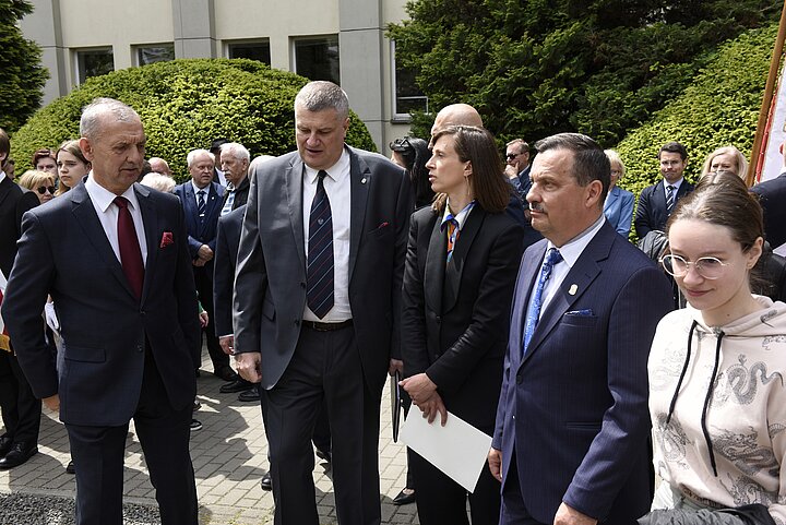Uroczystosci odsłonięcia pomnika TON, przygotowania - zbierajacy się ludzi na skwerze przed budynkami AGH