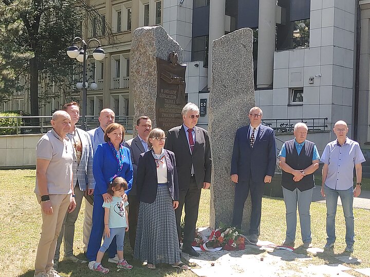Uczestnicy konwentu przy pomniku TON przy AGH