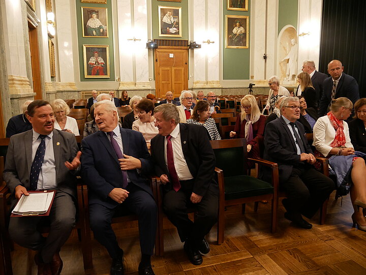 Seminarium poświęcone Aleksandrez Piłsudskiej, uroczystośc w Auli A-0, uczestnicy w strojach formalnych, czesc w mundurach legionowych