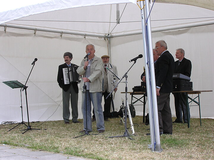 Uczestnicy pikniku w strojach nieformalnych, uśmiechy, zabawa