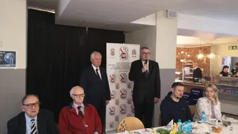 Na zdjęciu widać przemawiającego Prezesa - Dariusz Salę. Obok POrorektor Tadeusz Telejko