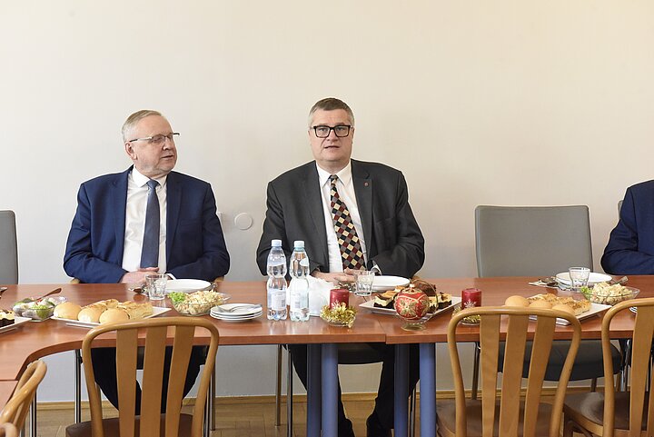 Przy stole prezydialnym siedzi Kanclerz AGH Henryk Zioło i prezes ZNP Dariusz Sala