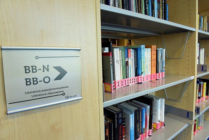 Duży rząd regałów z książkami, oznaczenia liter, książkii na literę B