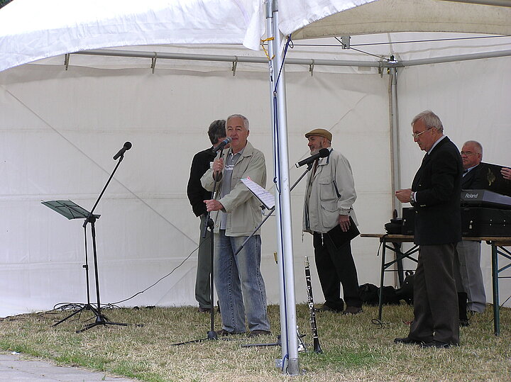 Uczestnicy pikniku w strojach nieformalnych, uśmiechy, zabawa