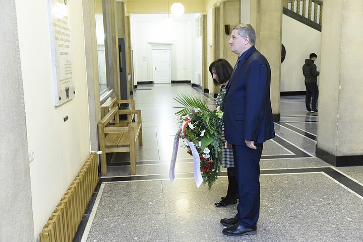 Składanie wieńców pod tablicą Sonderaktion Krakau