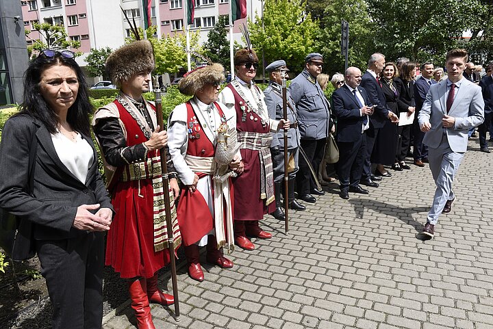Uroczystosci odsłonięcia pomnika TON, przygotowania - zbierajacy się ludzi na skwerze przed budynkami AGH