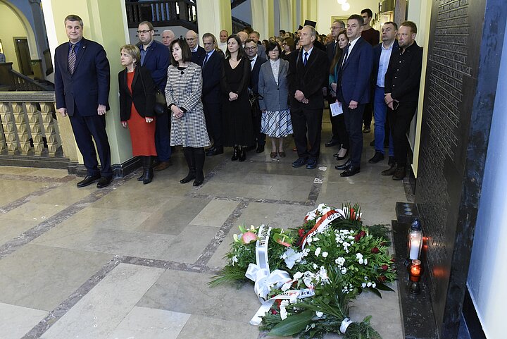 Składanie wieńców pod tablicą Sonderaktion Krakau